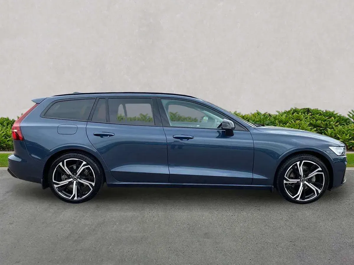 Used Volvo V60 Ultra 194 HP (142 kW) 2025 Blue Estate