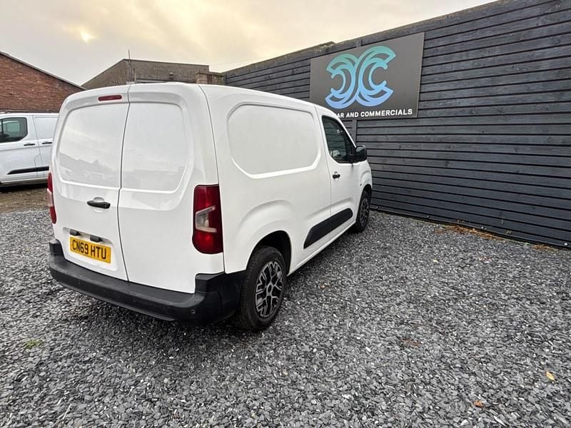 Used Citroën Berlingo 100 HP (73 kW) 2019 White MPV