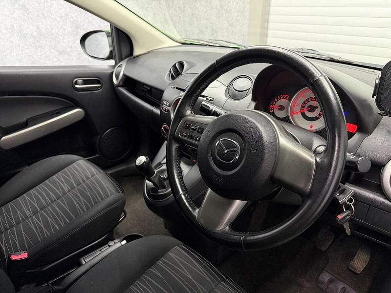 Begagnad Mazda 2 2009 Grön Halvkombi