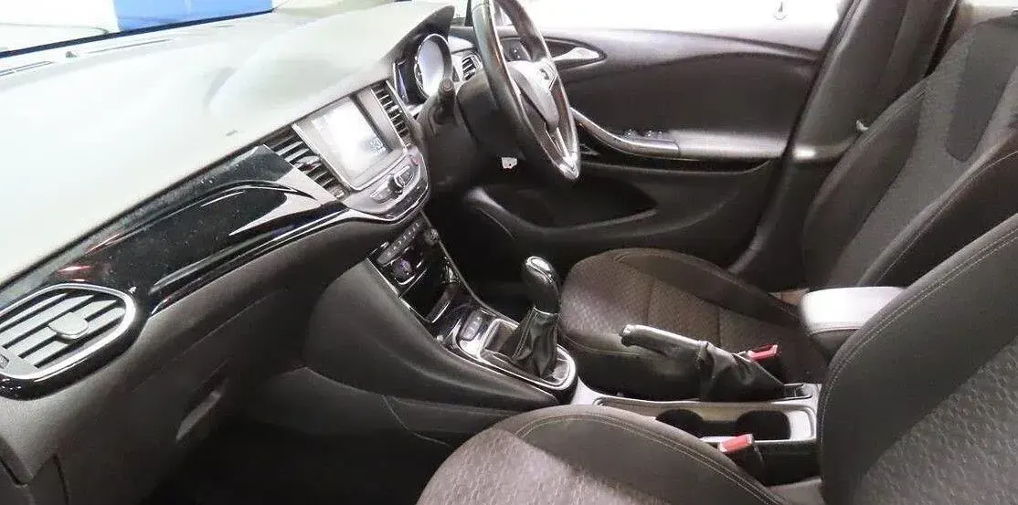 Used Vauxhall Astra SRi 2018 White Hatchback
