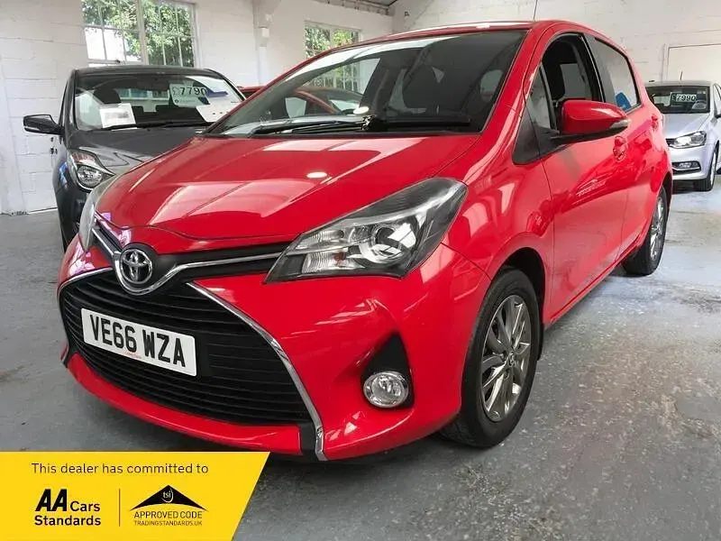 Used Toyota Yaris 99 HP (72 kW) 2016 Red Hatchback