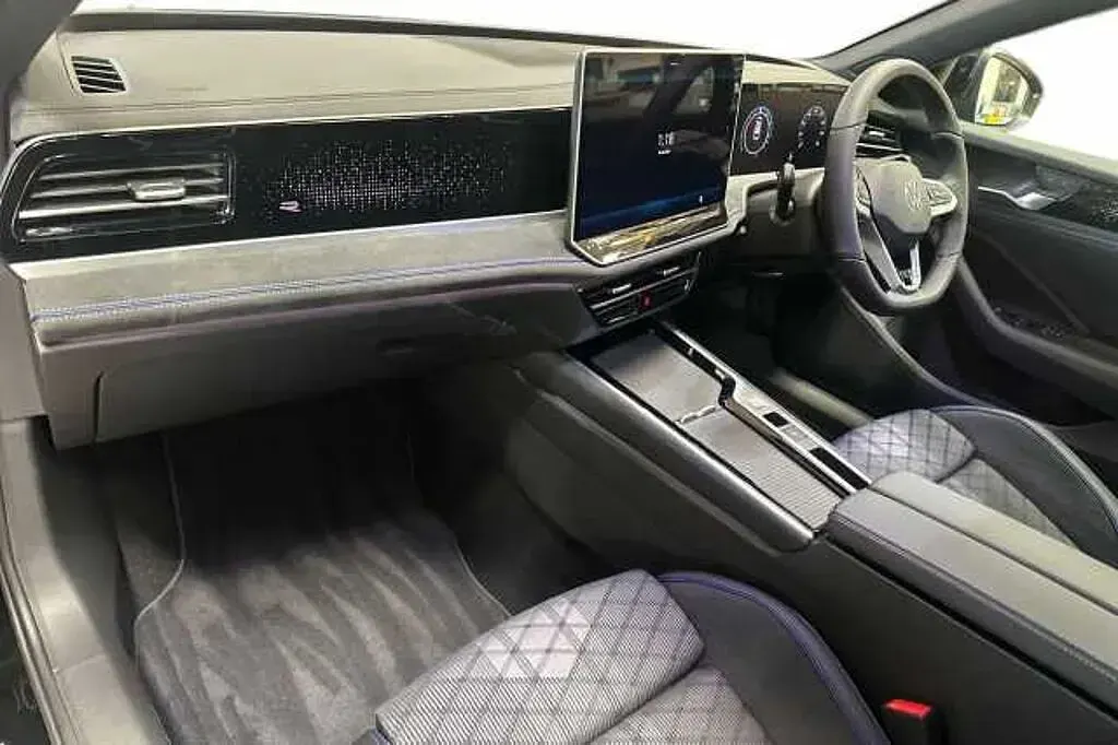 New VW Passat Black Edition 203 HP (149 kW) 2025 Black Estate