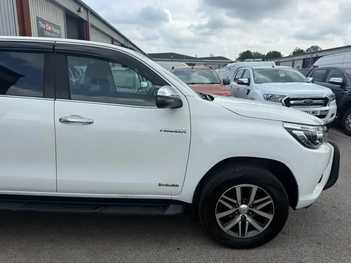 Used Toyota HiLux 150 HP (110 kW) 2020 White Pickup