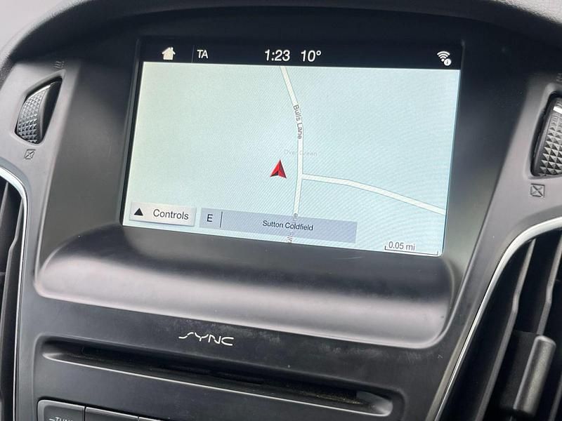 Used Ford Focus ST-Line 140 HP (102 kW) 2017 Red Estate