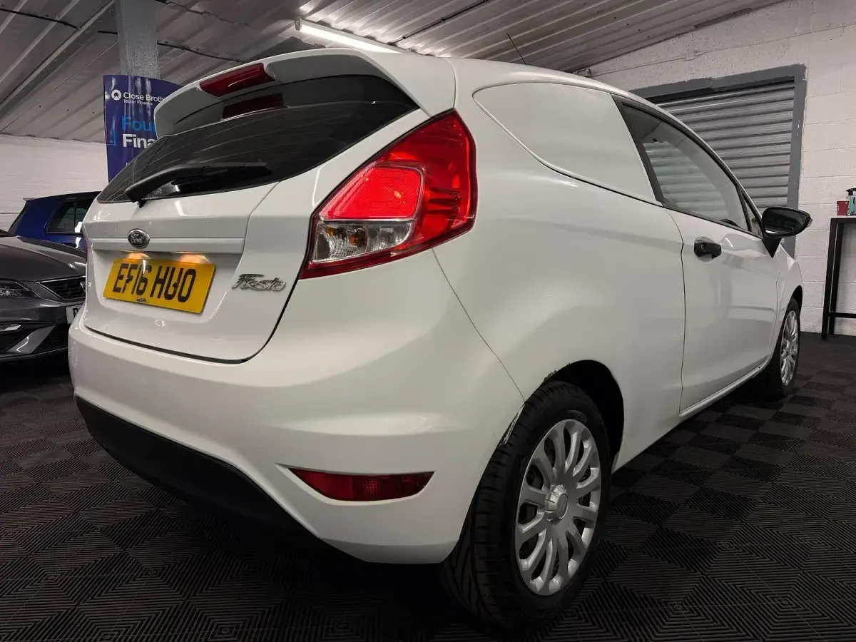 Used Ford Fiesta 75 HP (55 kW) 2016 White Hatchback