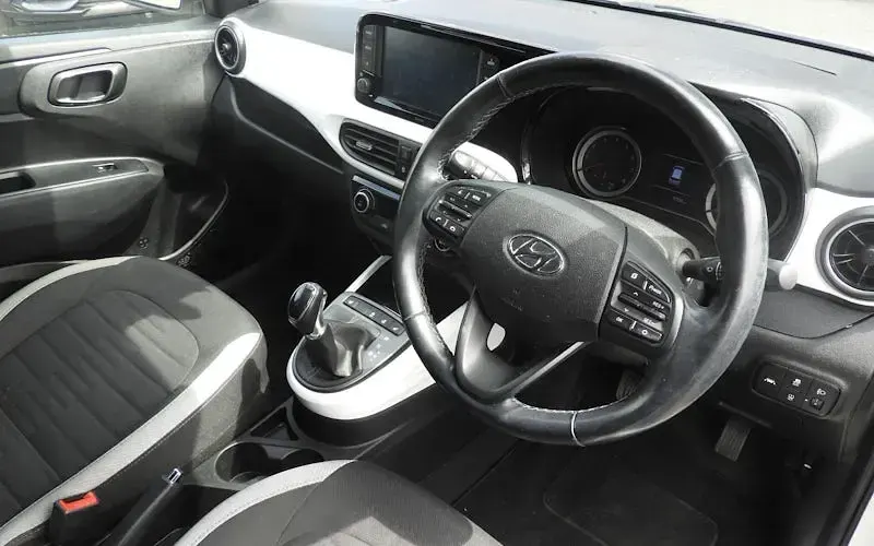 Used Hyundai i10 Premium 67 HP (49 kW) 2022 White Hatchback
