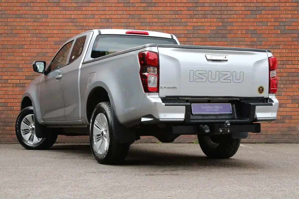 Used Isuzu D-Max 163 HP (119 kW) 2022 Silver Pickup