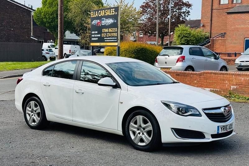 Second-hand Vauxhall Insignia Design Edition 2016 Alb Hatchback