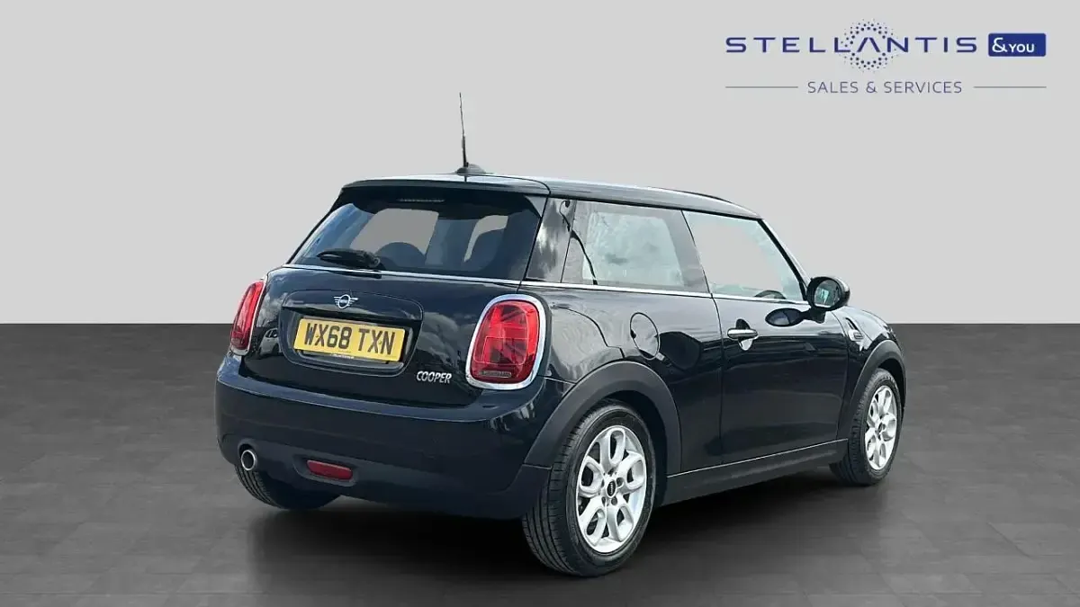 Używany Mini Cooper Classic 134 KM (98 kW) 2018 Czarny Hatchback