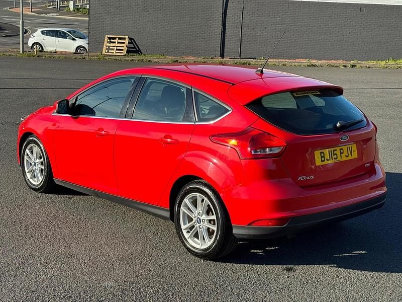 Used Ford Focus Zetec 125 HP (91 kW) 2015 Red Hatchback