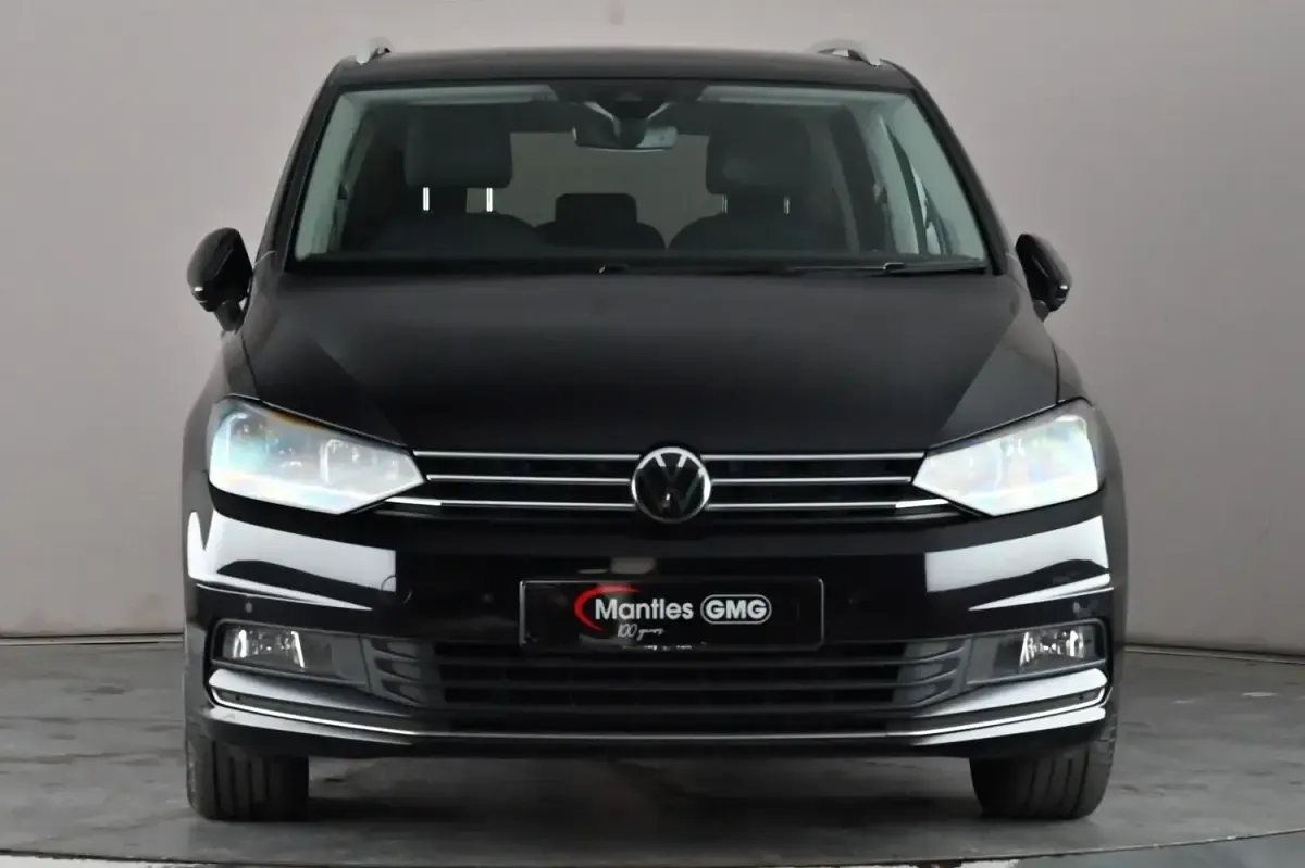 Used VW Touran SEL 150 HP (110 kW) 2022 Black MPV