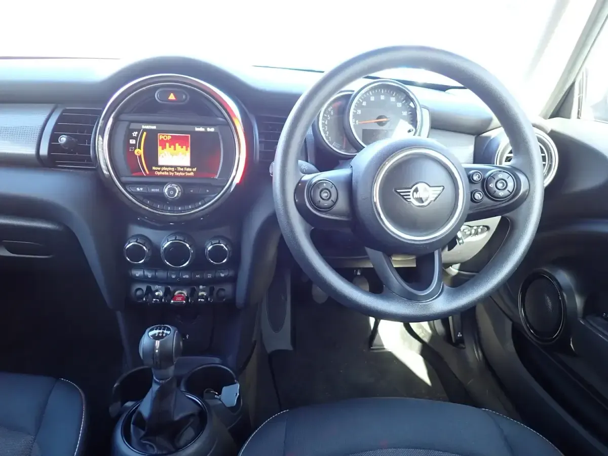 Usado Mini Cooper Classic 136 CV (100 kW) 2019 Gris Utilitario