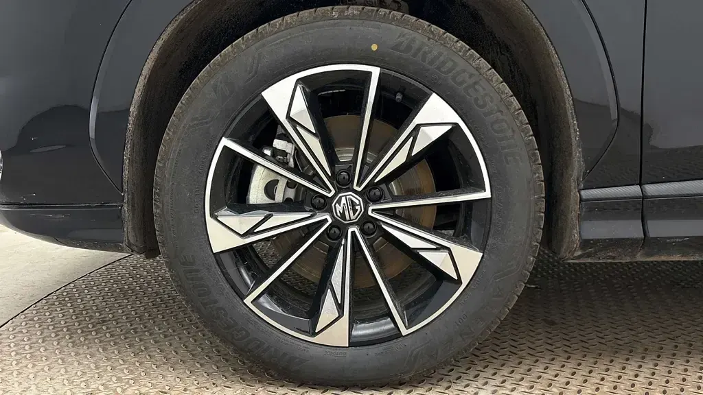 New MG HS SE 2025 Metallic  black pearl SUV