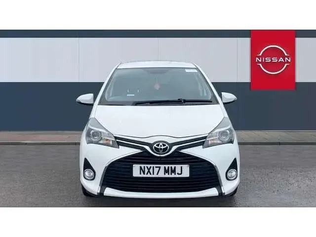 Used Toyota Yaris 99 HP (72 kW) 2017 White Hatchback