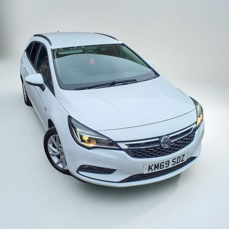 Used Vauxhall Astra Design Edition 134 HP (98 kW) 2019 White Estate