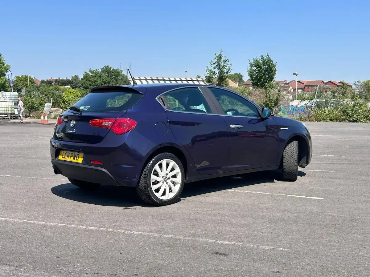 Used Alfa Romeo Giulietta Lusso 2011 Blue Hatchback