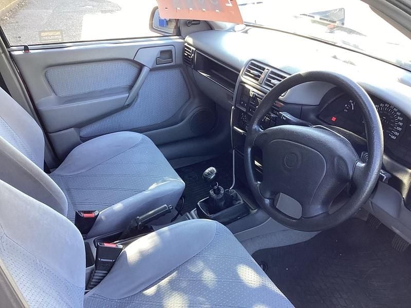 Used Vauxhall Cavalier Expression 90 HP (66 kW) 1995 Red Hatchback
