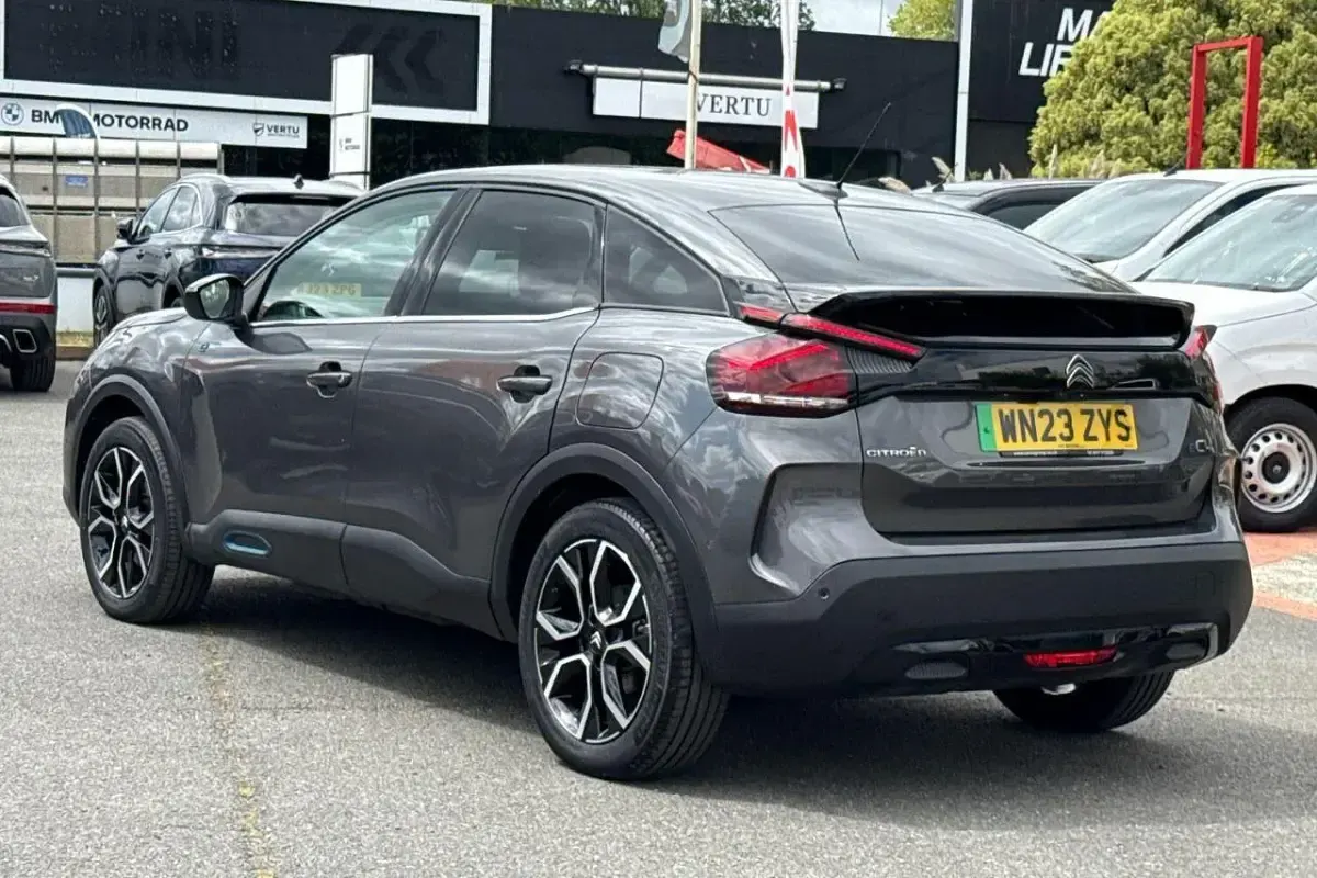 Usado Citroën e-C4 Shine 100 kW (136 CV) 2023 Gris Utilitario