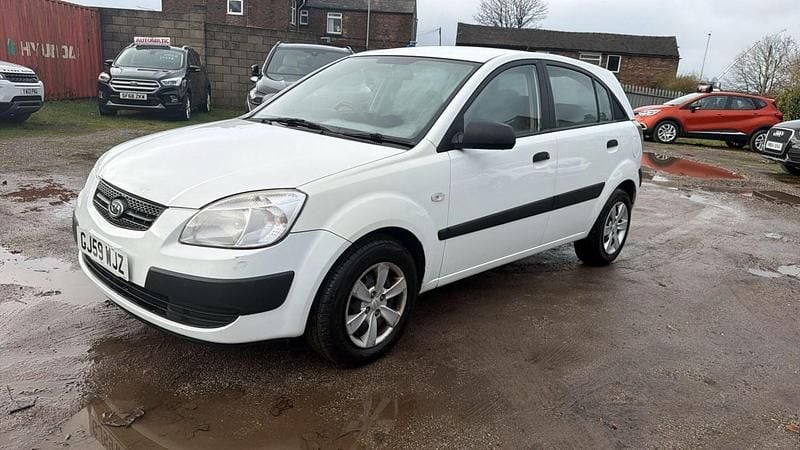 Used Kia Rio 95 HP (69 kW) 2009 White Hatchback