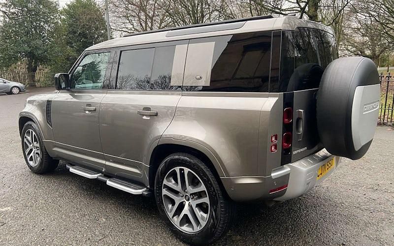 Używany Land Rover Defender 249 KM (183 kW) 2022 Srebrny Kombi
