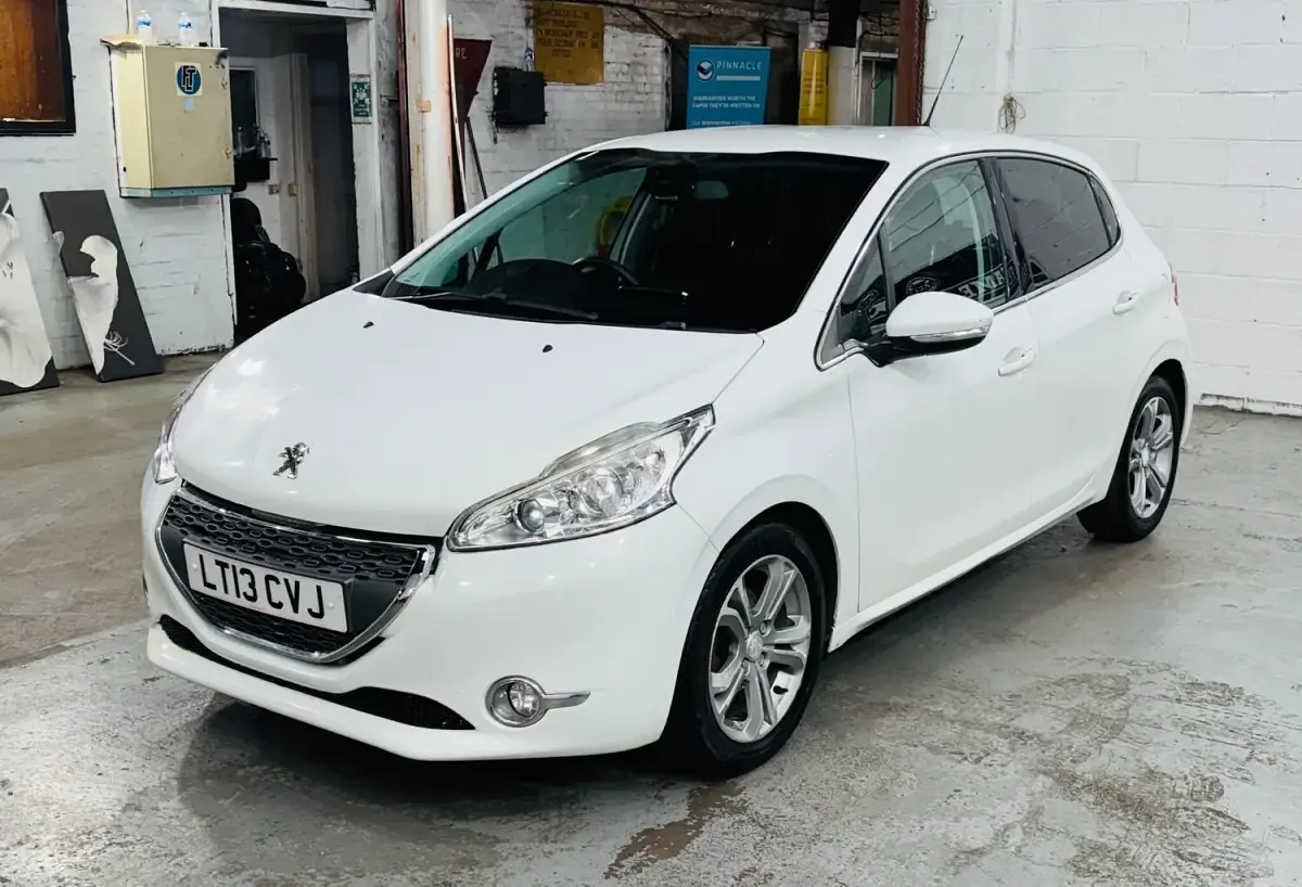 Used Peugeot 208 Allure 82 HP (60 kW) 2013 White Hatchback