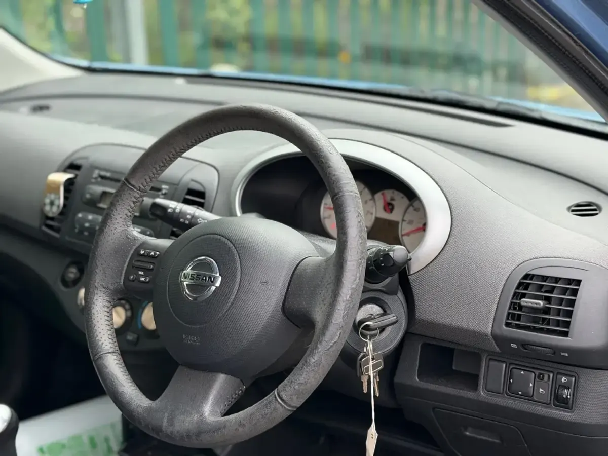 Begagnad Nissan Micra 2005 Blå Halvkombi