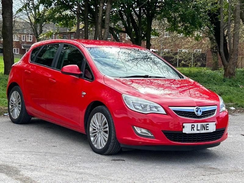 Second-hand Vauxhall Astra Excite 2011 Roșu Hatchback