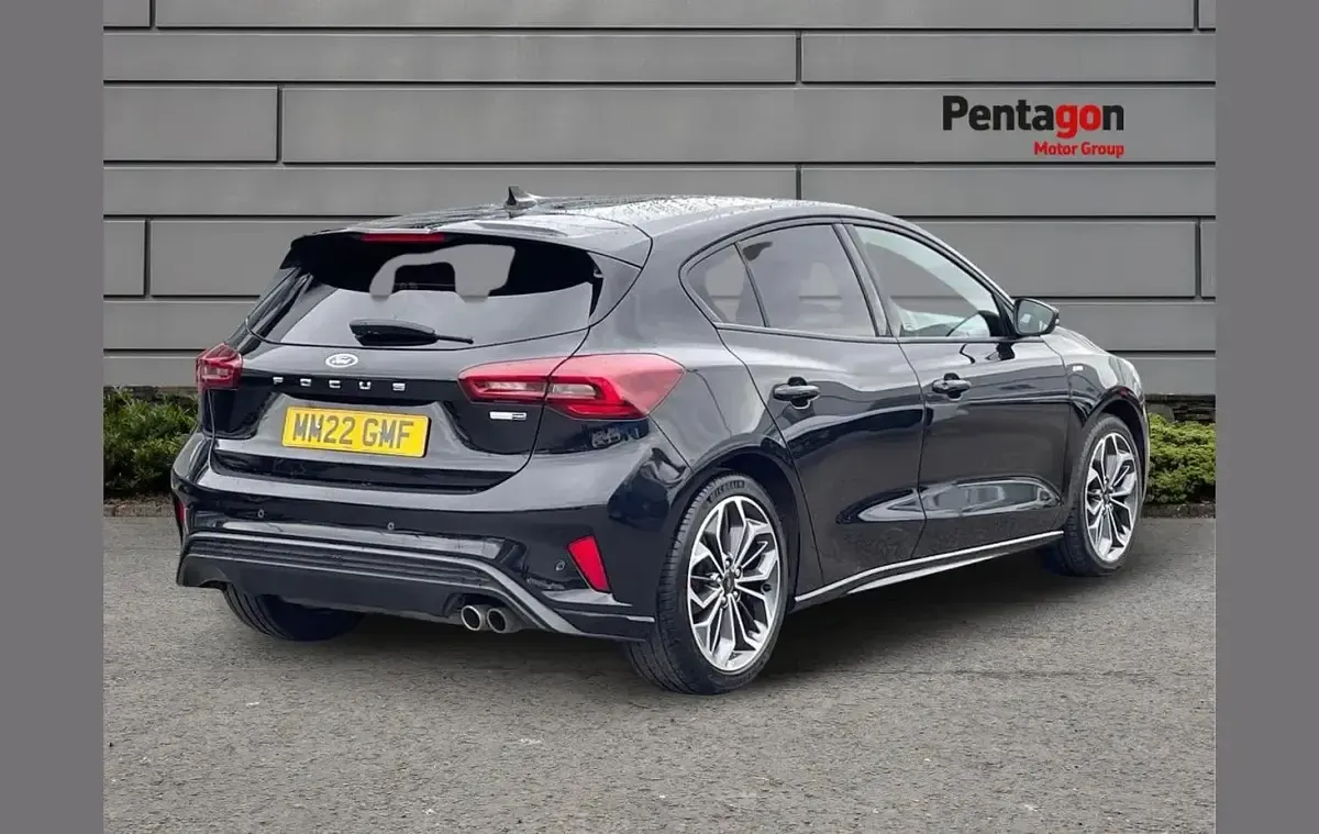 Used Ford Focus ST-Line 155 HP (114 kW) 2022 Agate black premium paint Hatchback