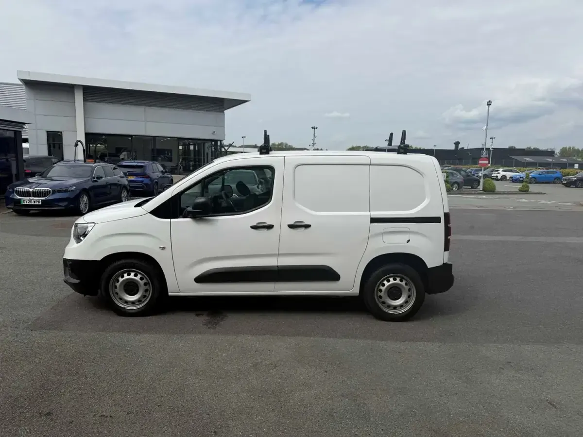 Second-hand Vauxhall Combo 100 CP (73 kW) 2021 Alb Monovolum