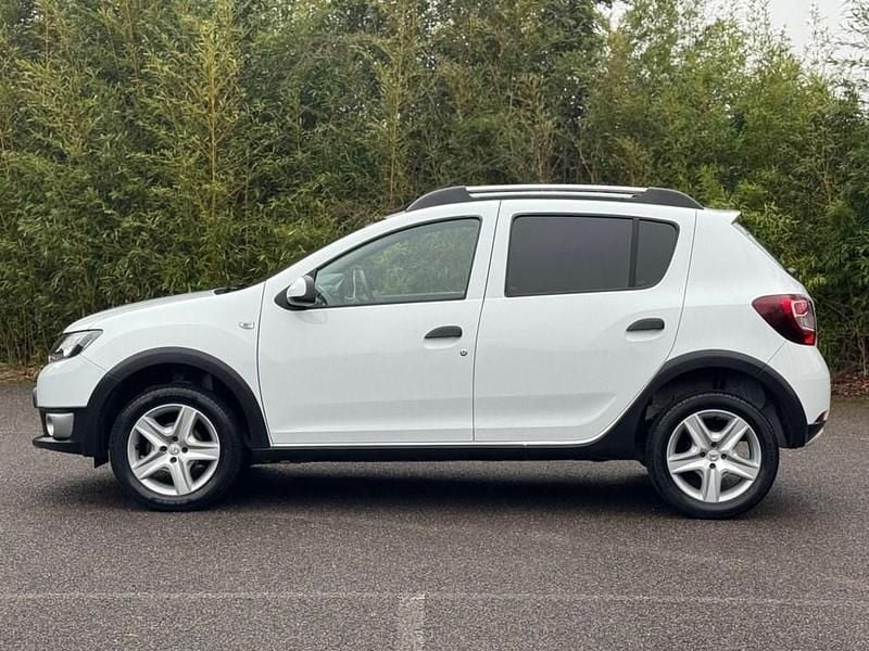 Used Dacia Sandero Ambiance 90 HP (66 kW) 2015 White Hatchback