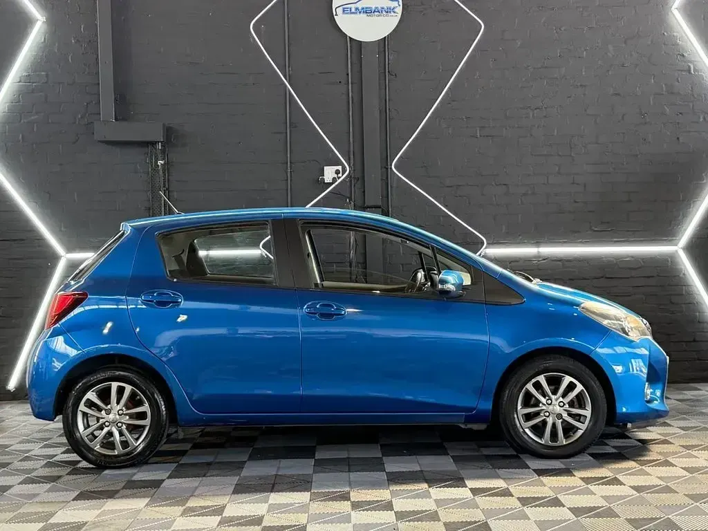 Used Toyota Yaris 99 HP (72 kW) 2015 Blue Hatchback