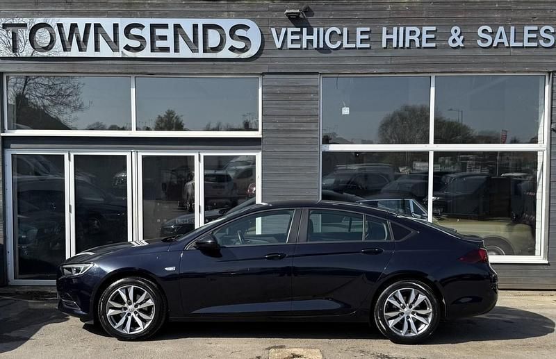 Used Vauxhall Insignia Design Edition 2017 Blue Hatchback