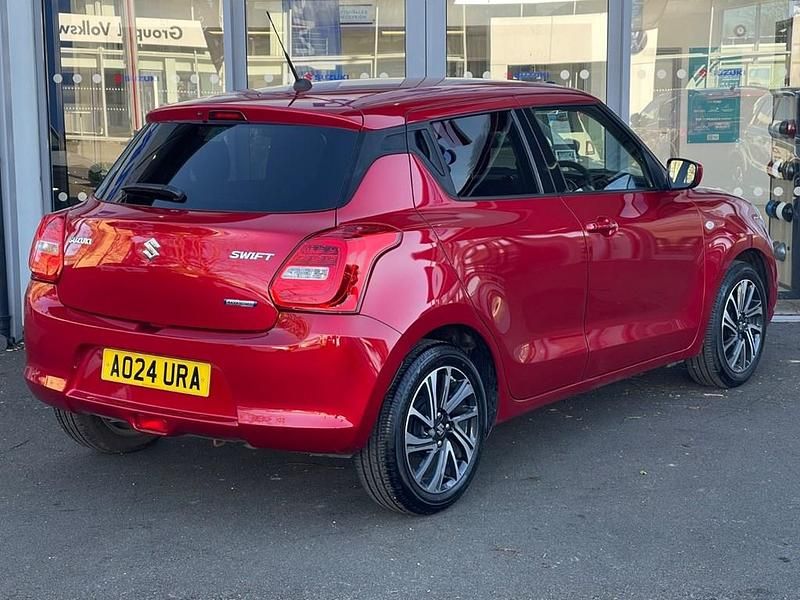 Begagnad Suzuki Swift SZ-L 82 HK (60 kW) 2024 Röd Halvkombi