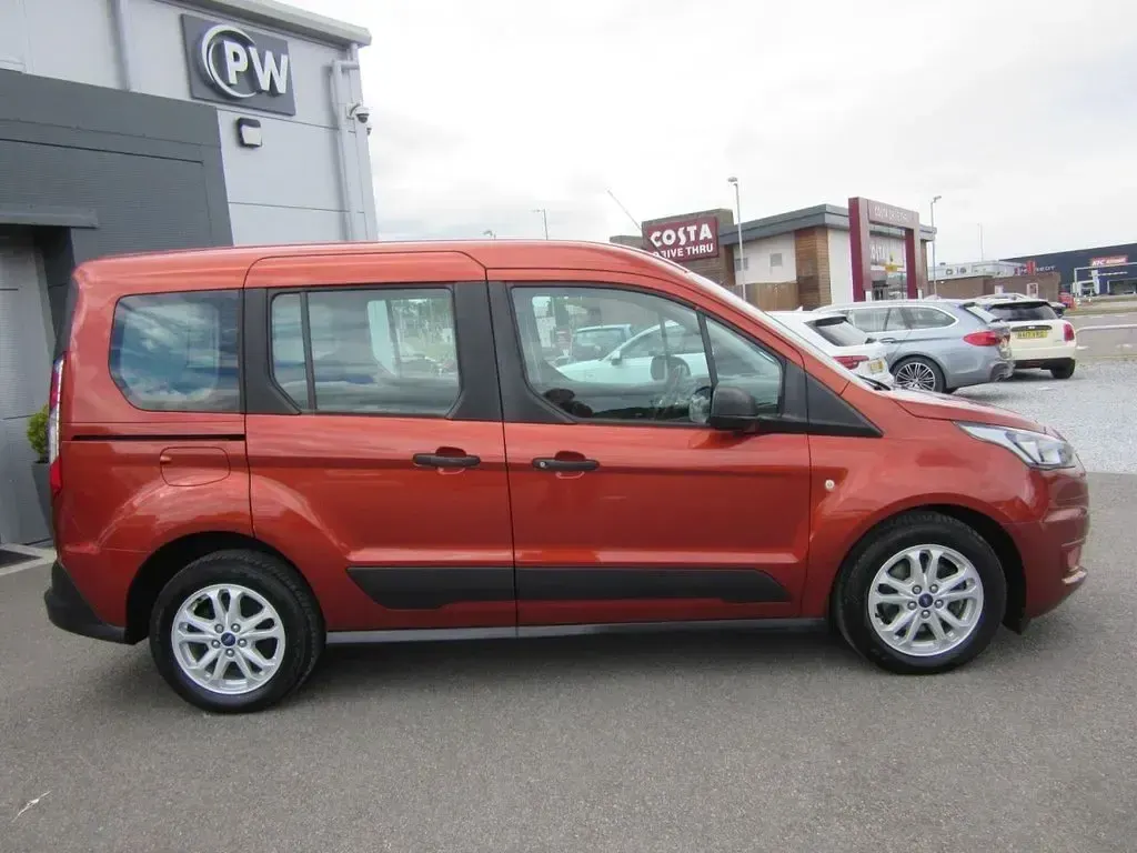 Usado Ford Tourneo Zetec 120 HP (88 kW) 2021 Laranja Monovolume