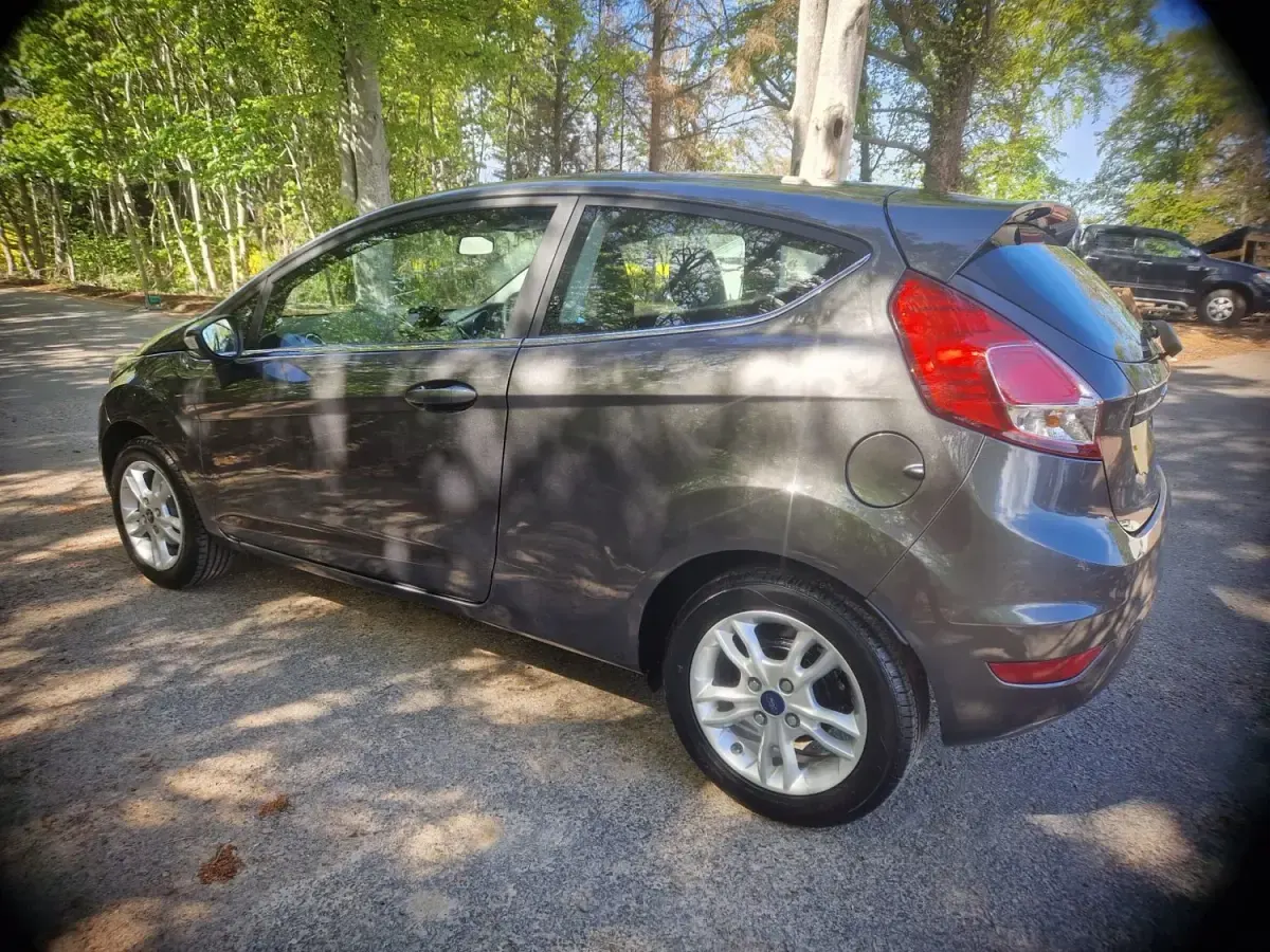 Usado Ford Fiesta Zetec 82 CV (60 kW) 2017 Gris Utilitario