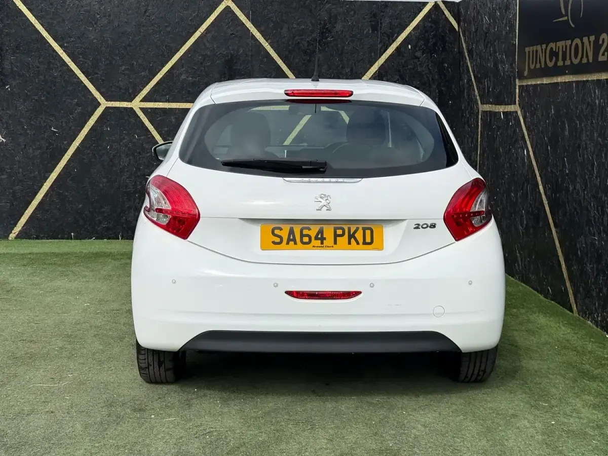 Used Peugeot 208 Active 82 HP (60 kW) 2014 White Hatchback