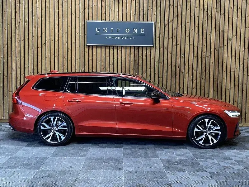 Used Volvo V60 R-Design 190 HP (139 kW) 2019 Red Estate