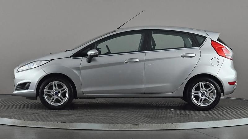 Used Ford Fiesta Zetec 105 HP (77 kW) 2014 Silver Hatchback