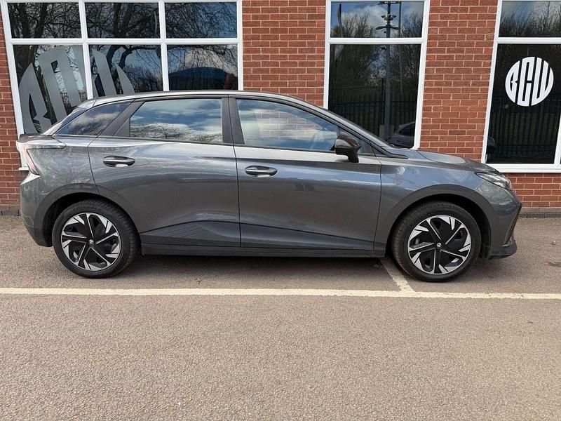 Begagnad MG MG4 EV SE 319 kW (435 HK) 2023 Grå Halvkombi