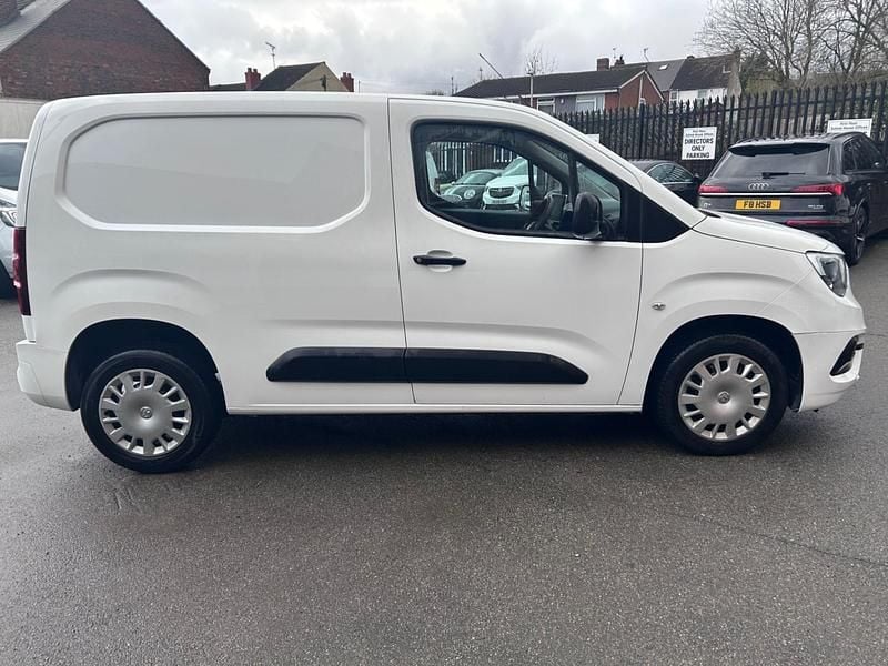 Used Vauxhall Combo Sportive 100 HP (73 kW) 2020 White Van