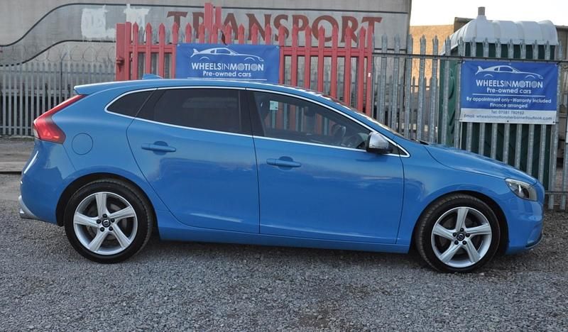 Used Volvo V40 R-Design 120 HP (88 kW) 2016 Blue Hatchback