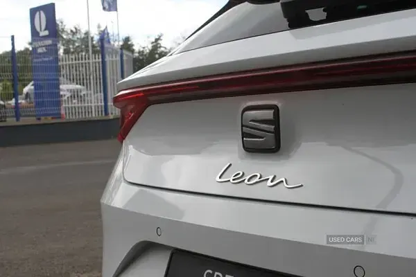 Used Seat Leon SE Dynamic 110 HP (80 kW) 2021 White Hatchback