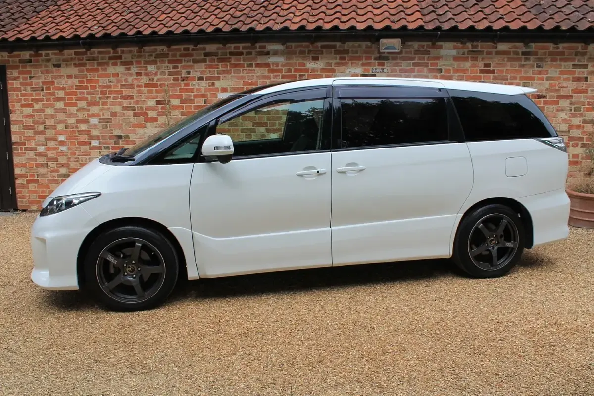 Used Toyota Estima 2016 Pearl white MPV