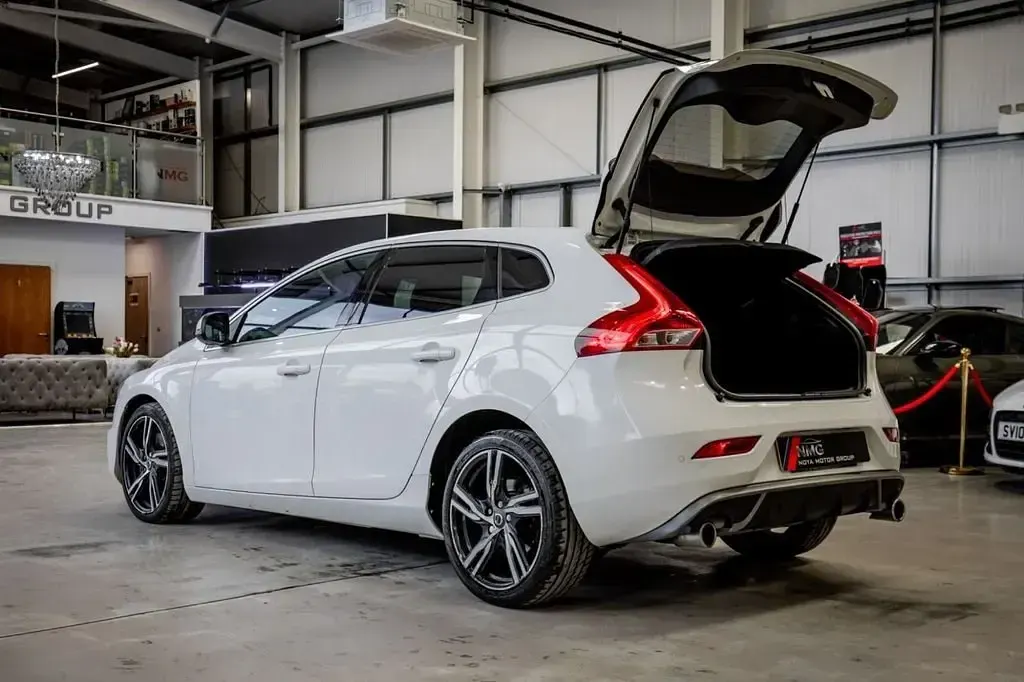 Begagnad Volvo V40 R-Design Pro 120 HK (88 kW) 2017 Vit Halvkombi