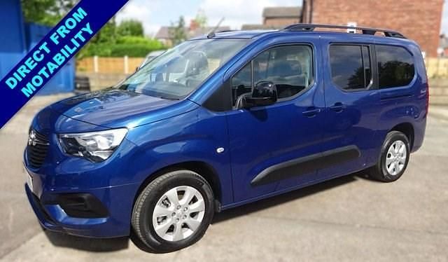 Used Vauxhall Combo Design Edition 101 HP (74 kW) 2023 Blue MPV