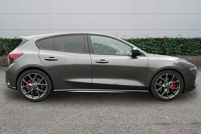 Begagnad Ford Focus ST 2022 Grå Halvkombi