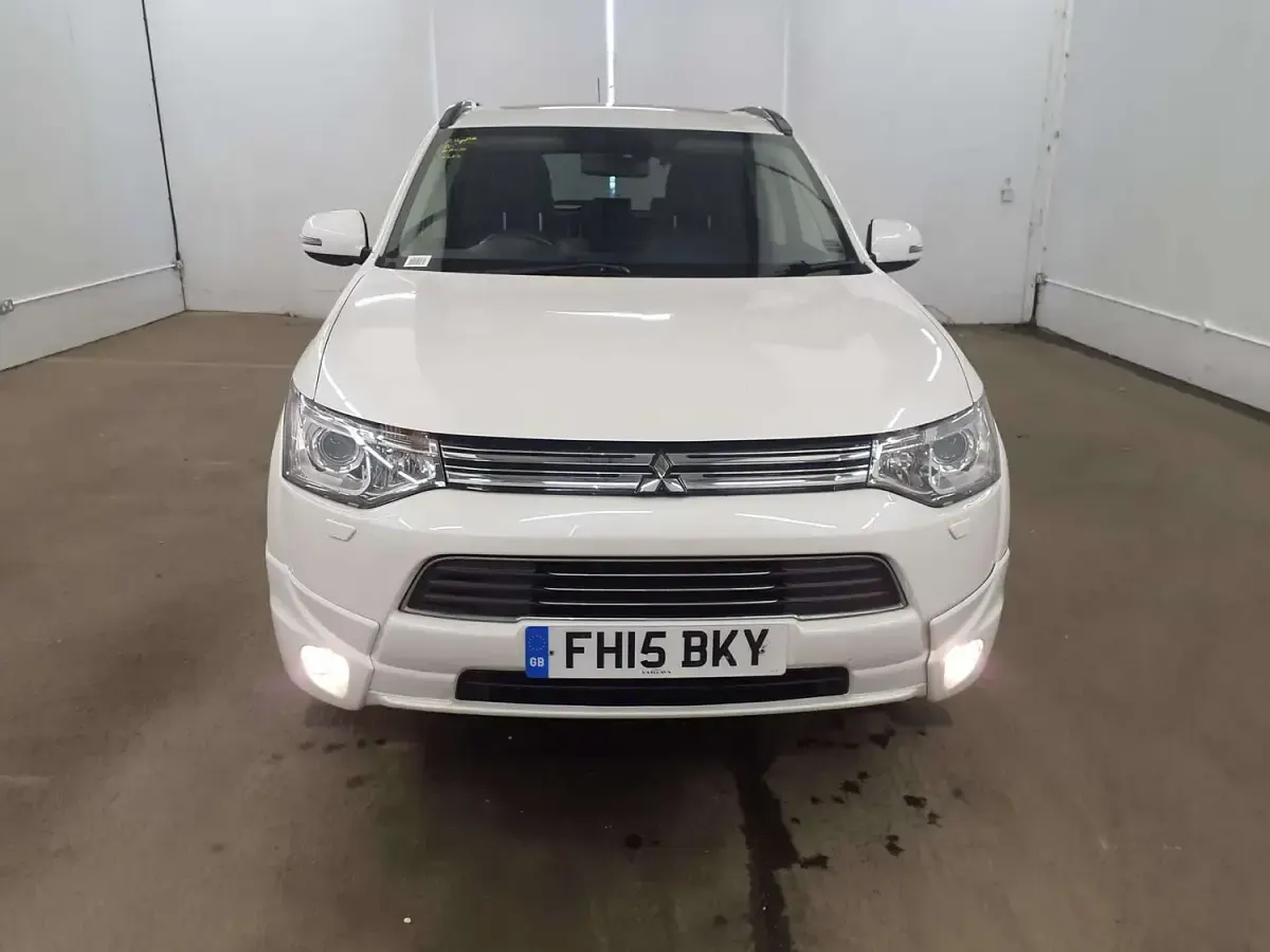 Used Mitsubishi Outlander P-HEV 2015 White Estate
