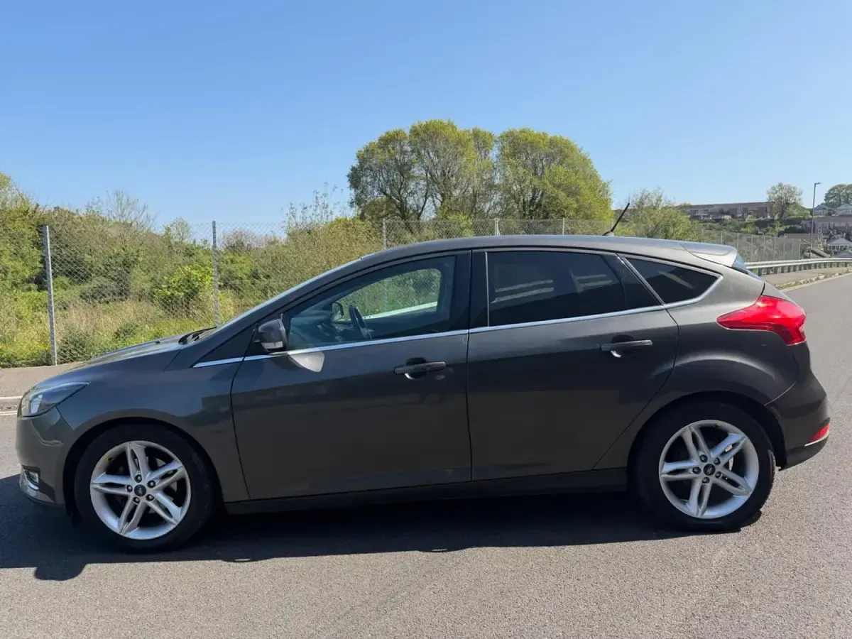 Usado Ford Focus Titanium 125 CV (91 kW) 2017 Gris Utilitario