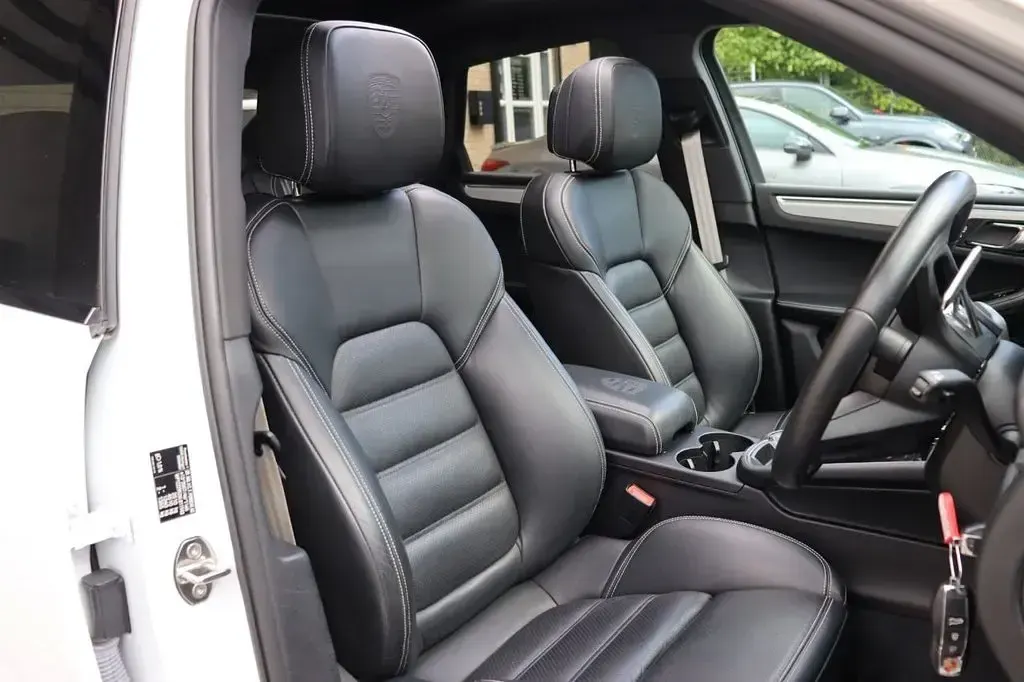 Used Porsche Macan 265 HP (194 kW) 2022 White SUV