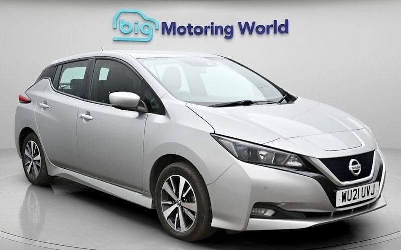 Begagnad Nissan Leaf Acenta 110 kW (150 HK) 2021 Silver Halvkombi